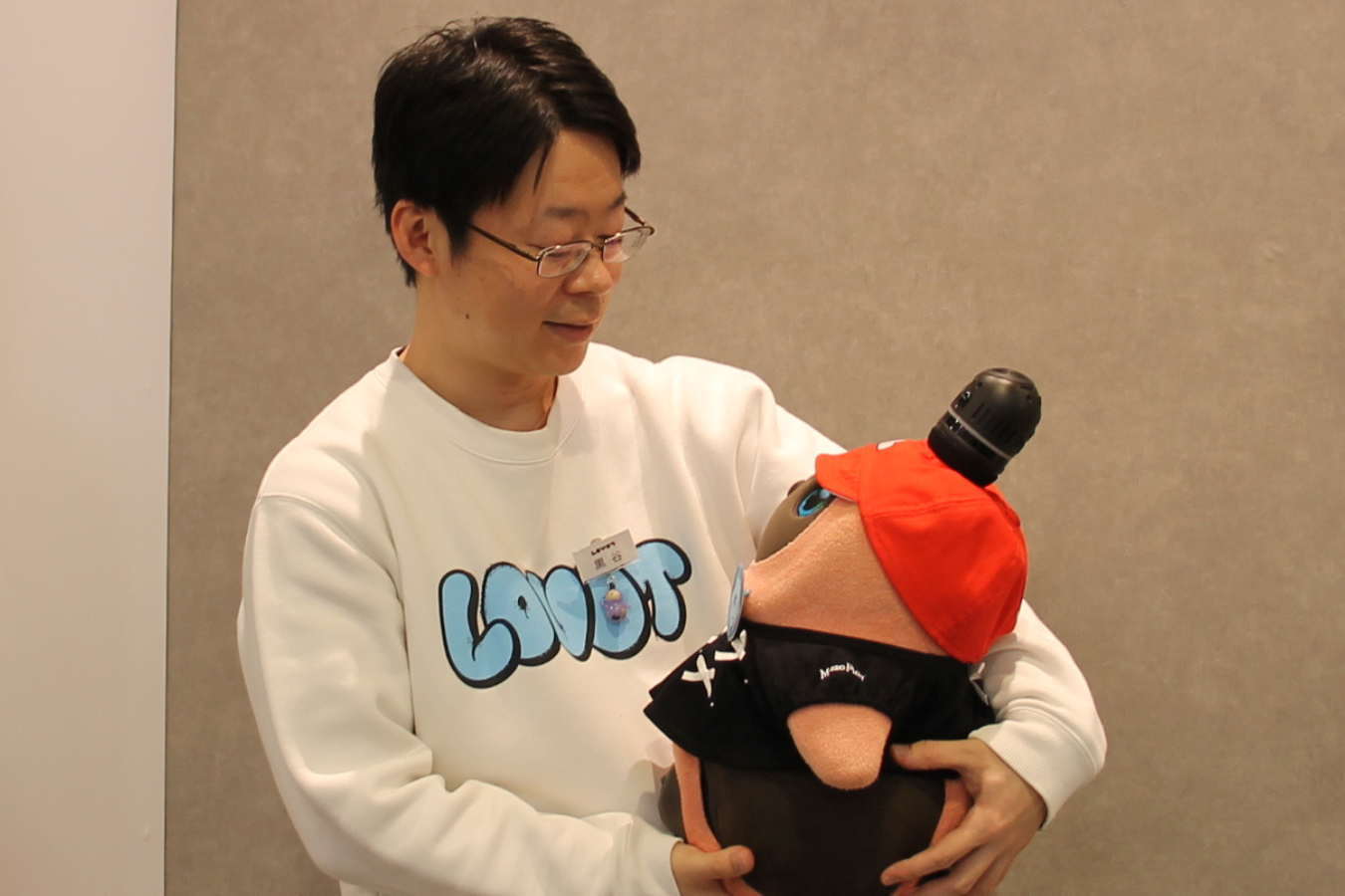 ZUTTO応援団 黒谷さんと看板LOVOTのミーナ