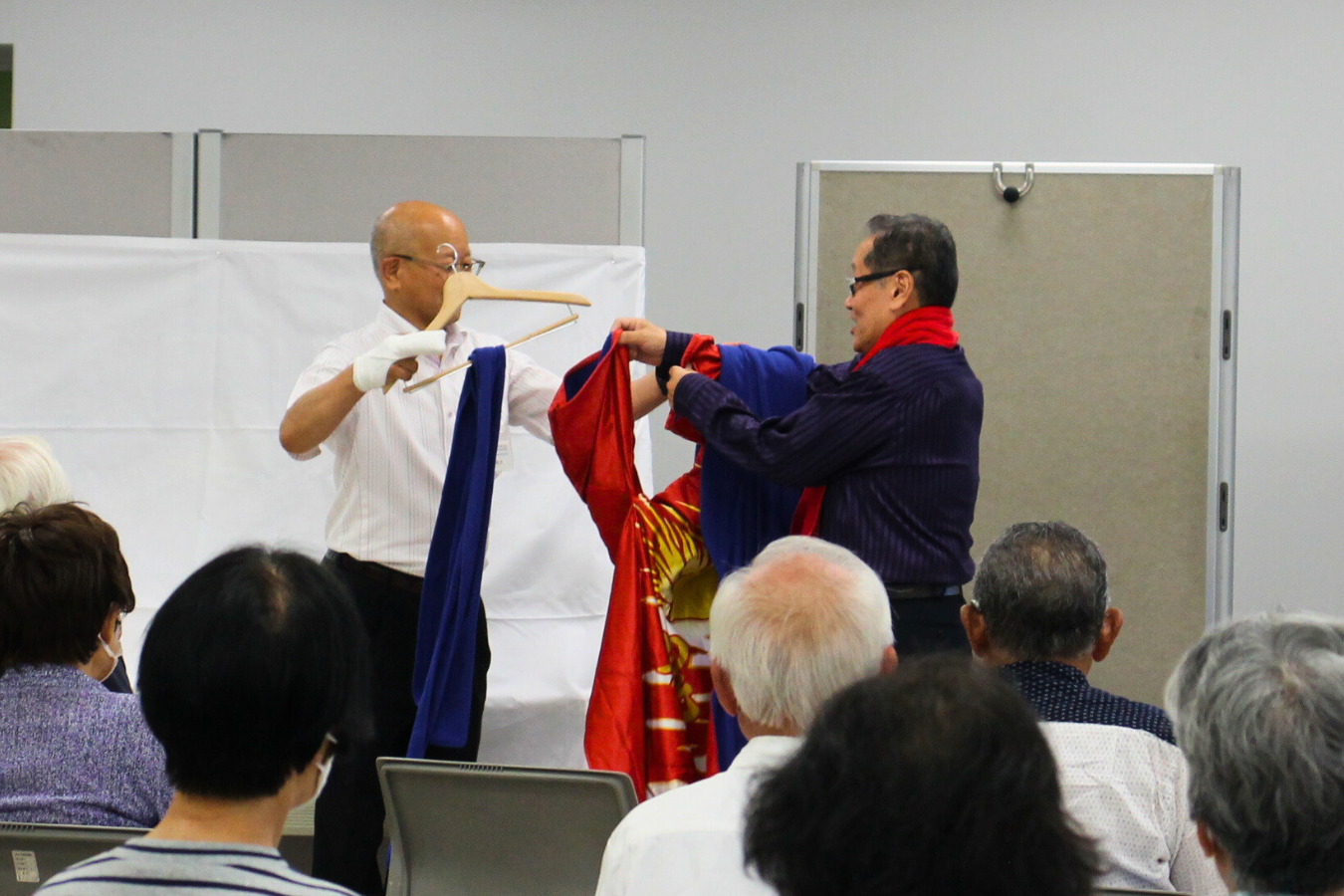 ZUTTOマガジン 門田さんにガウンを渡す金田さん
