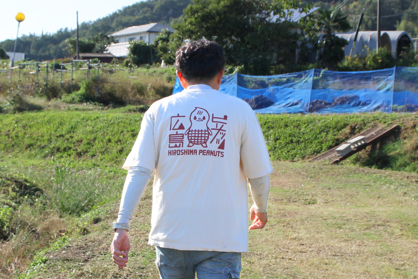 広島ピーナッツのロゴが描かれたTシャツ