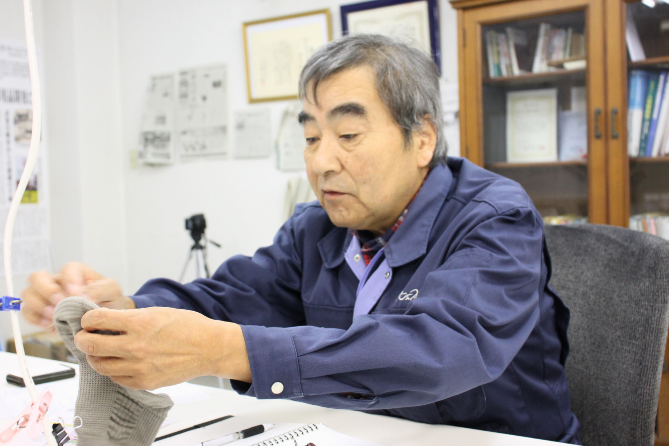 転倒予防くつ下について説明する大草さん