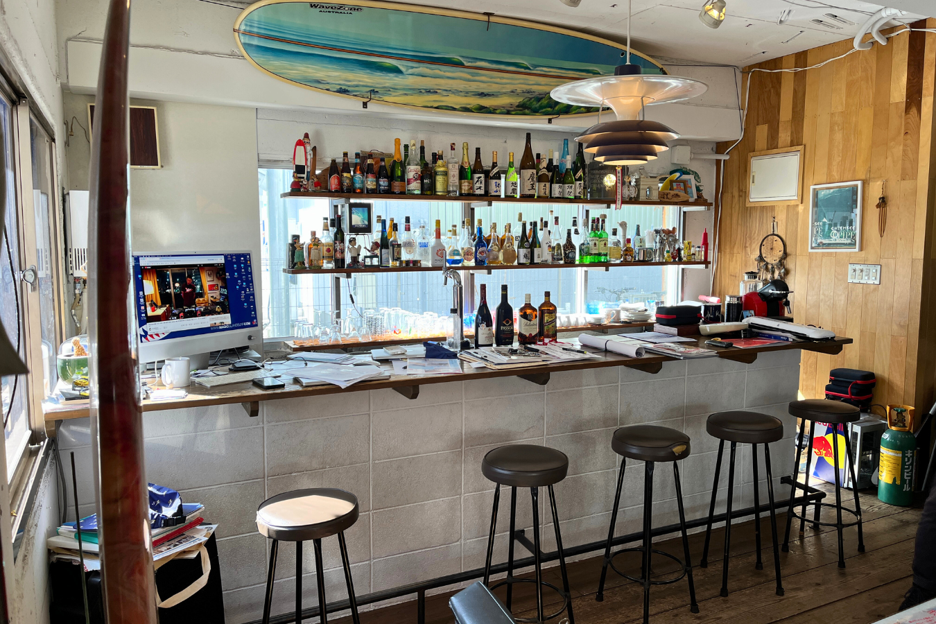 店内のバーカウンターの風景