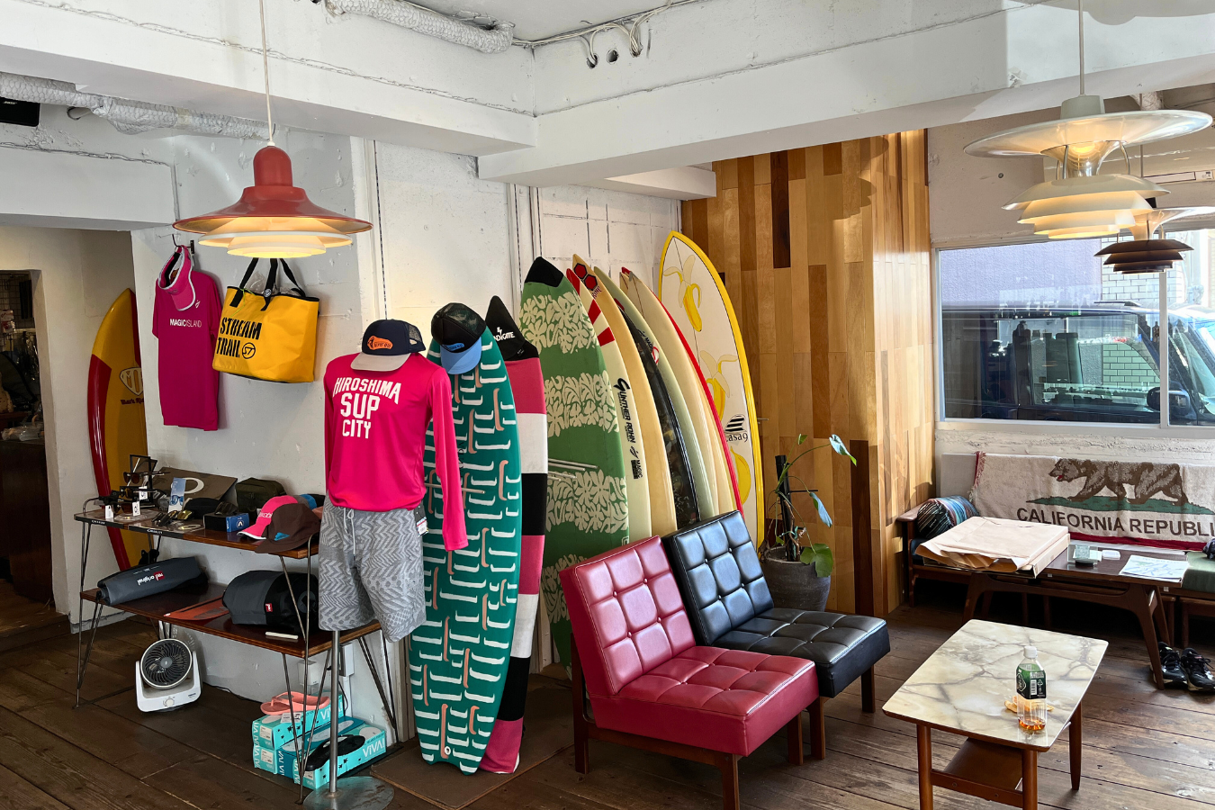 店内に並ぶウェアやサーフボード