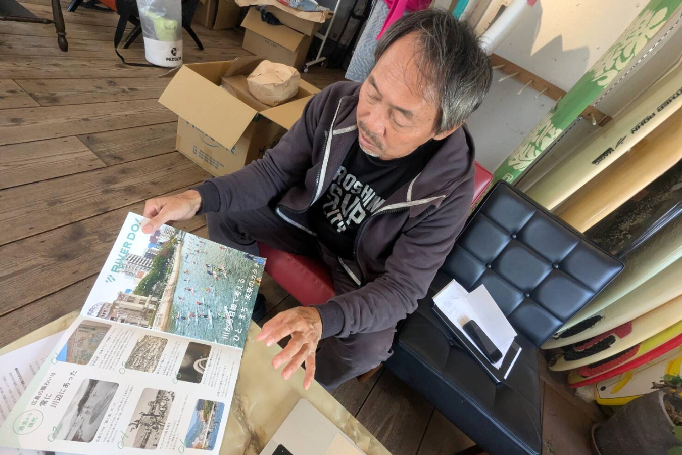 川遊びの活動について語る西川さん