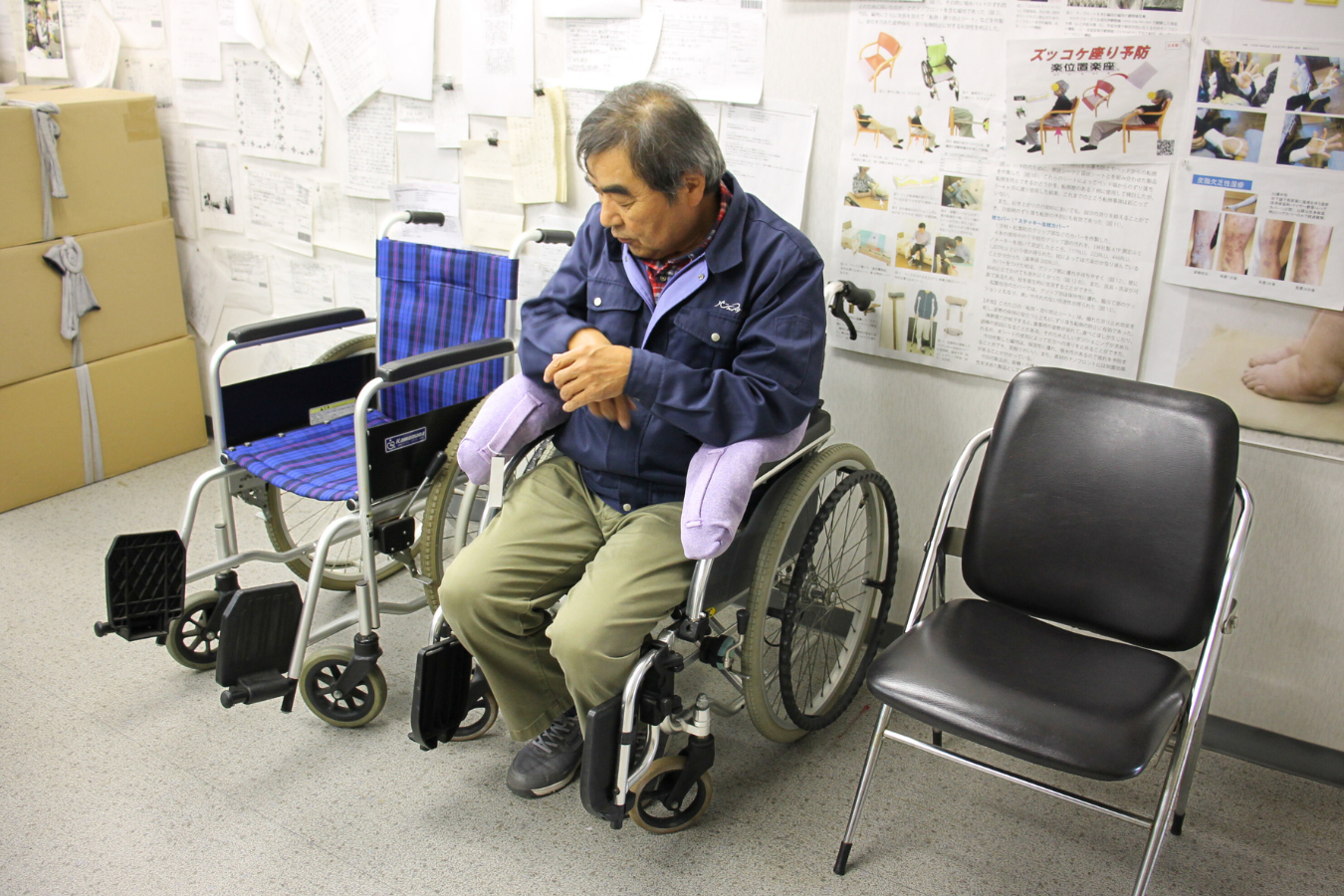 姿勢を保ってくれるクッションの車いすでの実演の様子。