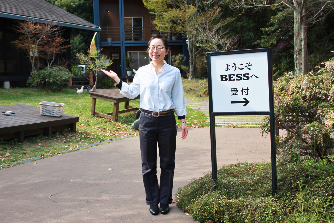 BESSの看板と石田さん