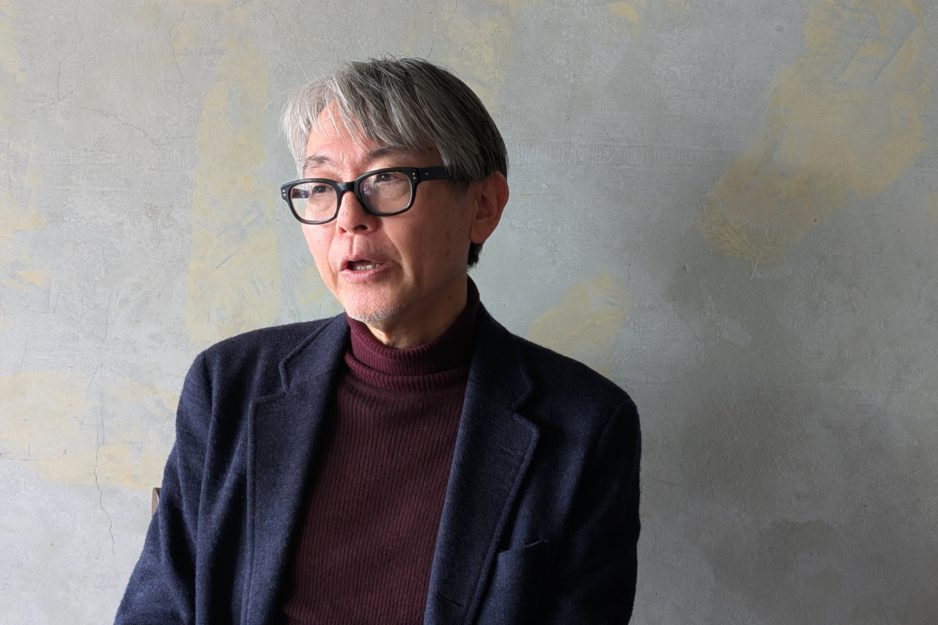 インタビューに答える赤羽さん