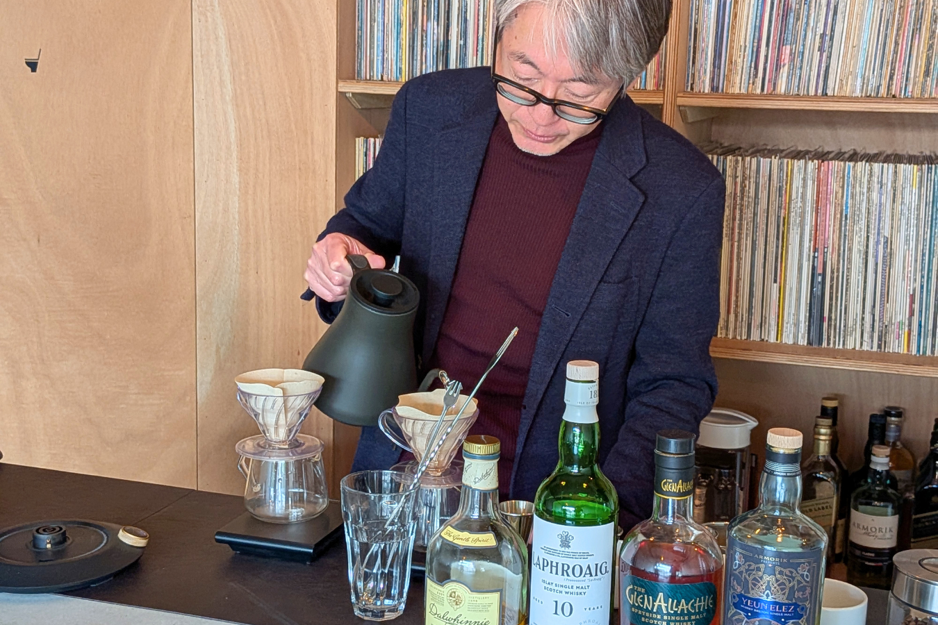 コーヒーを淹れる赤羽さん