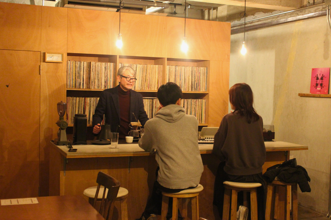 若いお客さまと語らう赤羽さん