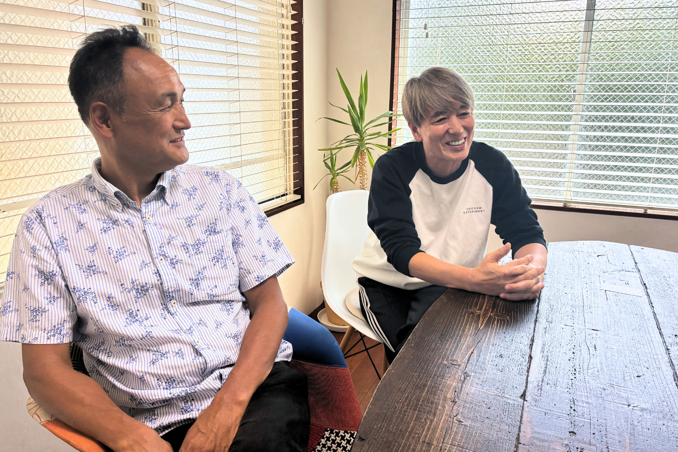 貸別荘step pierで取材を受ける島田さんと山本さん