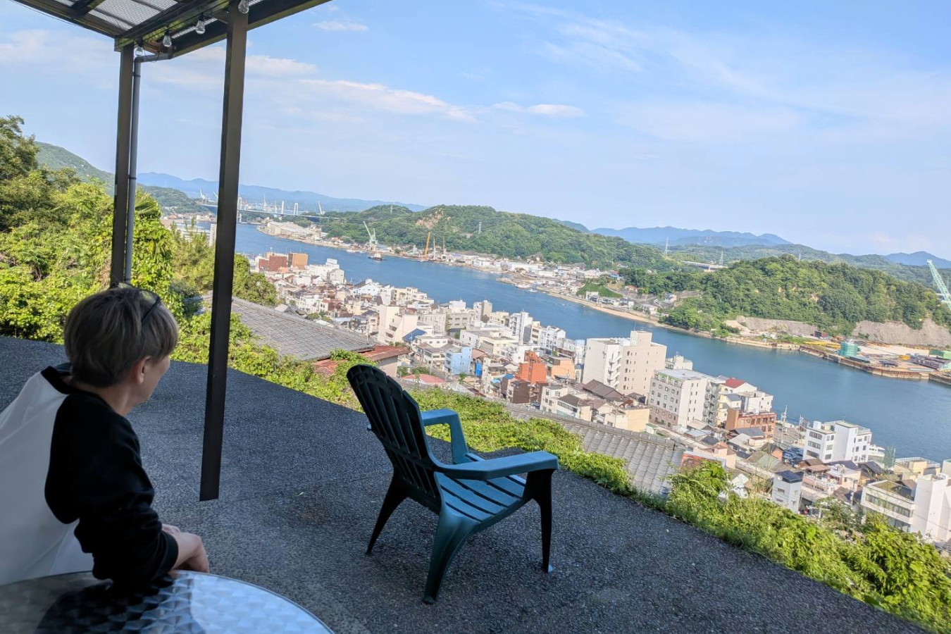 貸別荘「坂の風」から海を見る山本さん